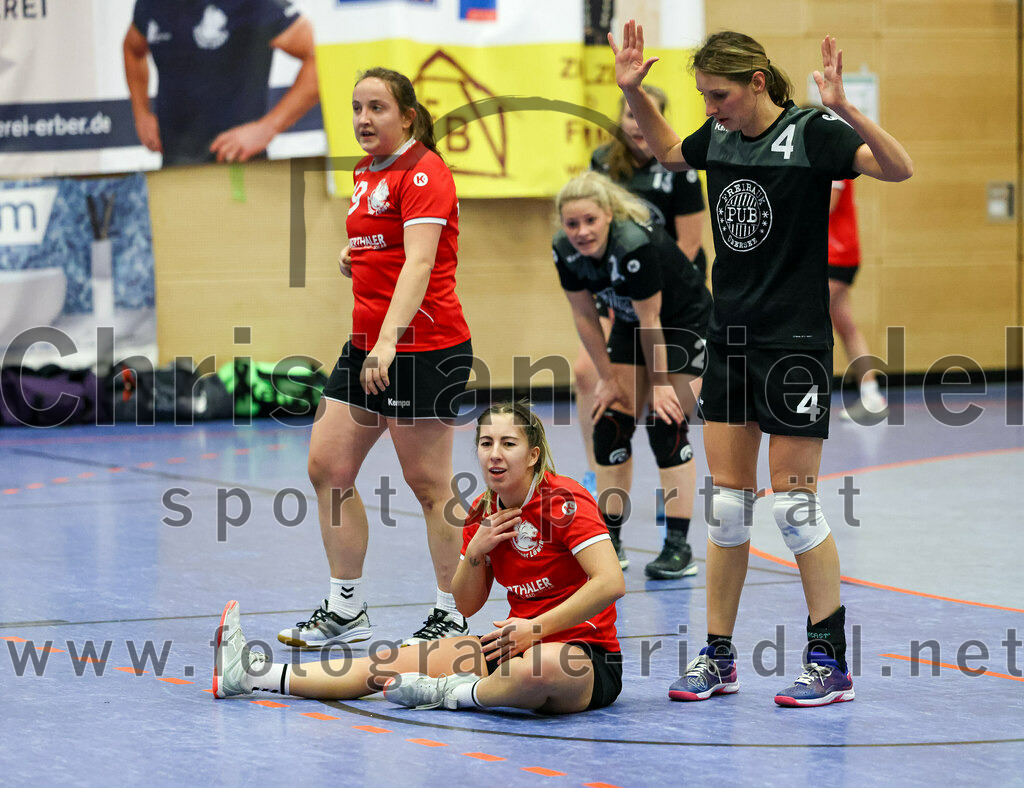 2022-12-04_065_SV_Anzing_gegen_TSV_Uebersee | Anzing, Deutschland, 04.12.2022:
Handball, Bezirksliga 2022 / 2023, 8. Spieltag, SV Anzing gegen TSV Übersee, Endergebnis: 29:24

Sarah Reither (SV Anzing, #19), Denise Bäumler (SV Anzing, #6), Theresa Widmann (TSV Übersee, #4)

Foto: Christian Riedel / fotografie-riedel.net