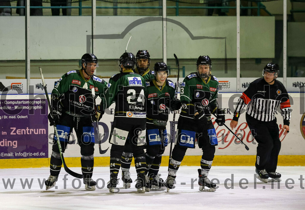 2023-01-06_032_TSV_Erding_gegen_ERV_Schweinfurt | Erding, Deutschland, 06.01.2023:
Eishockey, Bayernliga 2022 / 2023, 26. Spieltag, TSV Erding gegen ERV Schweinfurt, Endergebnis: 7:3

Thomas Plihal (Erding Gladiators, #39), Lukas Krämmer (Erding Gladiators, #24), Paul Wallek (Erding Gladiators, #44), Michael Franz (Erding Gladiators, #13)

Foto: Christian Riedel / fotografie-riedel.net