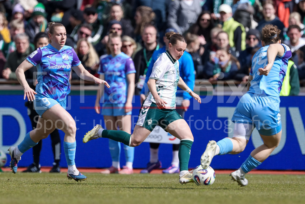 Fussball, Google Pixel Frauen-Bundesliga, SV Werder Bremen - SGS Essen | v.li.: Ramona Maier (SGS Essen, 9), Chiara D Angelo (SV Werder Bremen, 2) und Paulina Platner (SGS Essen, 25) im Zweikampf, Duell, Dynamik, Aktion, Action, Spielszene, DIE DFB-RICHTLINIEN UNTERSAGEN JEGLICHE NUTZUNG VON FOTOS ALS SEQUENZBILDER UND/ODER VIDEOÄHNLICHE FOTOSTRECKEN. DFB REGULATIONS PROHIBIT ANY USE OF PHOTOGRAPHS AS IMAGE SEQUENCES AND/OR QUASI-VIDEO.