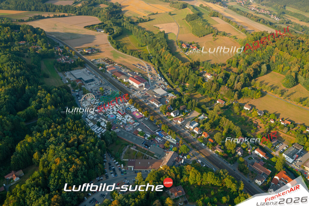 Die Luftbildaufnahme Schuetzenfest - Kronach wurde 2018 mittels Flugzeug (keine Drohne) erstellt. Perfekte Schärfe und Druck- Auflösung- Garantiert!