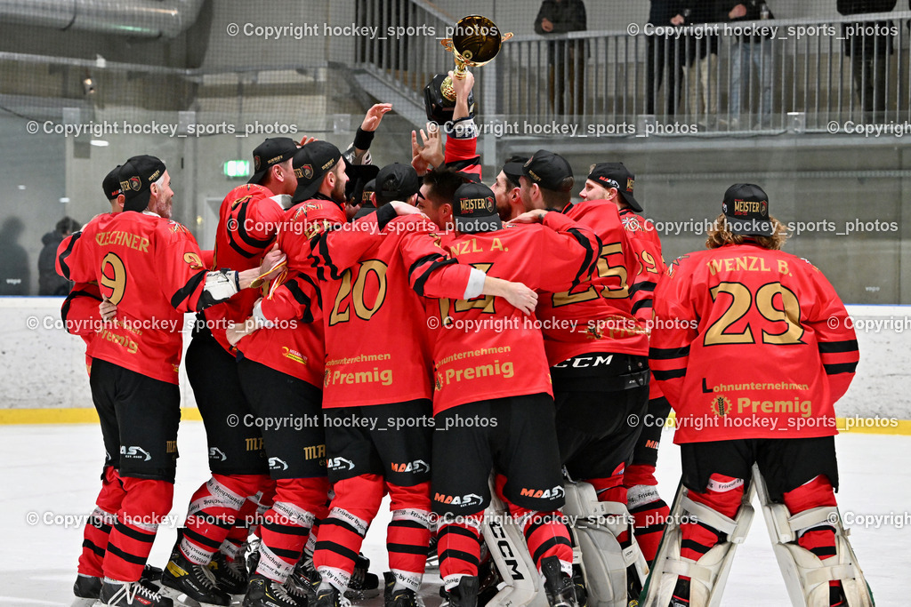 Lendhafen Seelöwen vs. Spartans Althofen | Meisterfeier Spartans Althofen Mannschaft, Lendhafen Seelöwen vs. Spartans Althofen, Lendhafen Seelöwen vs. Spartans Althofen am 14.02.2025 in Ferlach (HTC Eishalle Ferlach), Austria, (Photo by Bernd Stefan)