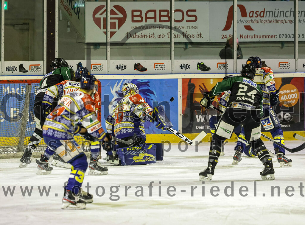 2022-12-09_047_TSV_Erding_gegen_EHC_Waldkraiburg | Erding, Deutschland, 09.12.2022:
Eishockey, Bayernliga 2022 / 2023, 19. Spieltag, TSV Erding gegen EHC Waldkraiburg, Endergebnis: 9:2

Torwart Kevin Yeingst (EHC Waldkraiburg, #80), Lukas Krämmer (Erding Gladiators, #24)

Foto: Christian Riedel / fotografie-riedel.net