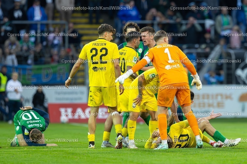 xKWI03102501109 | 03.10.2025, xkwix, Fußball, Regionalliga West, FC Gütersloh - SC Wiedenbrück, Ohlendorf Stadion im Heidewald: Hitzige Stimmung nach Foul an Konstantin Gerhardt (SC Wiedenbrück #20)
