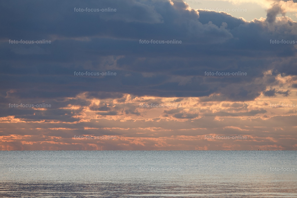 Spectacular almost spiritual sunset on the beach of Liepja | foto-focus-online