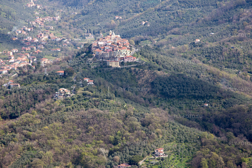 Vue aérienne: Vue de la ville à Nicola dans le département Ligurie, Italie – .Photo: IMG_087151.jpg prise le 04/04/2016 par Werner Riehm/FLY-FOTO.eu – Résolution de l'original: 5472 x 3648 px