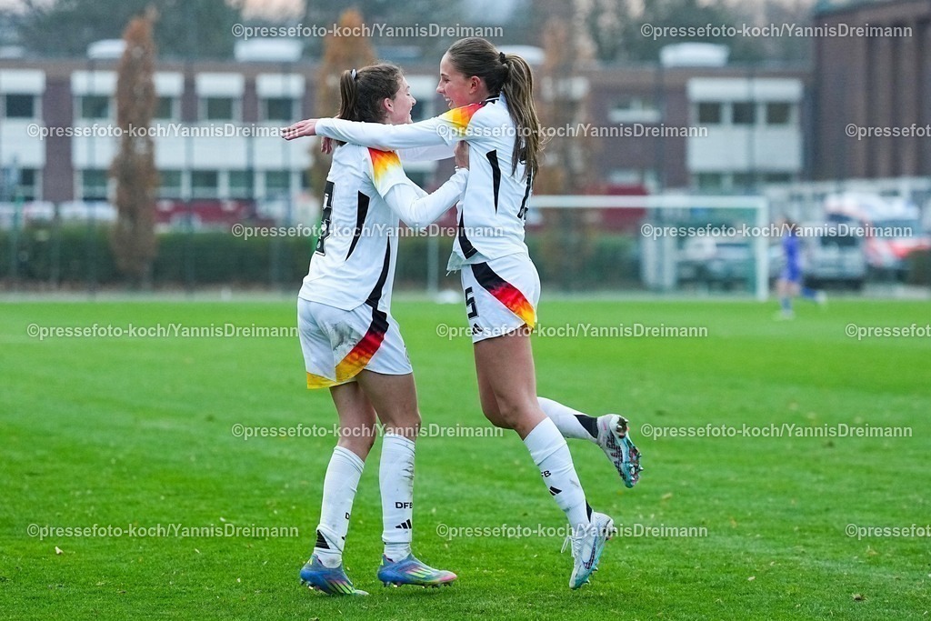 xYDRx26112501031 | 26.11.2025, xydrx, Fußball, Länderspiel, EM-Qualifikation U19-Frauen, Belgien - Deutschland, Sportschule Wedau: Torjubel nach dem Tor zum 1:1 für Deutschland durch Torschütze Lotta Wrede (GER #8) zusammen mit Maj Schneider (GER #15)