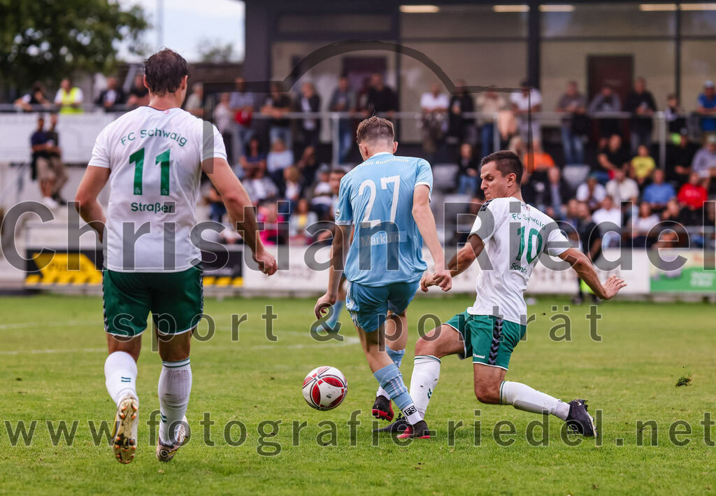 2023-07-28_079_FC_Schwaig_gegen_TSV_1860_Rosenheim | Oberding, Deutschland, 28.07.2023:
Fußball, Landesliga Südost 2023 / 2024, 3. Spieltag, FC Schwaig gegen TSV 1860 Rosenheim, Endergebnis: 1:1

Markus Straßer (FC Schwaig, #11), Liam Markulin (TSV 1860 Rosenheim, #27), Vincent Sommer (FC Schwaig, #10)

Foto: Christian Riedel / fotografie-riedel.net