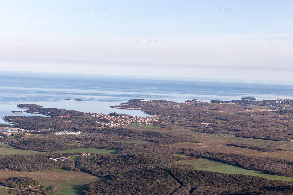 Vue aérienne: Vue de la ville à Flengi dans le département Gespanschaft Istrien, Croatie. Photo: IMG_106299.jpg prise le 14/04/2018 par Werner Riehm/FLY-FOTO.eu – Résolution de l'original: 5472 x 3648 px