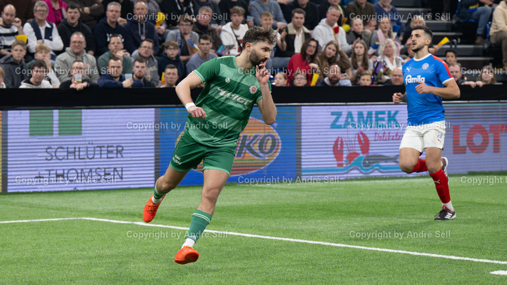 SHFV Lotto Masters 2024 | 20240113_7341, 13.01.2024, SHFV Lotto Masters 2024, Gruppe B, Holstein Kiel (blau) vs. PSV Neumünster (grün), Paul Falk (PSV #19) bejubelt seinen Treffer zum 0-1 - Realisiert mit Pictrs.com