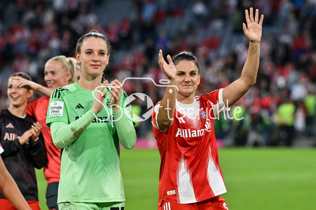 FC Bayern München - Bayer 04 Leverkusen | Die Spielerinnen des FC Bayern laufen nach dem Heimsieg gegen Leverkusen eine Ehrenrunde in der Arena, im Bild Ena MAHMUTOVIC (FC Bayern München Frauen #32) und Jovana DAMNJAVOVIC (FCB #9) / Google Pixel Frauen-Bundsliga: FC Bayern München - Bayer 04 Leverkusen; Allianz Arena am 06.09.2025