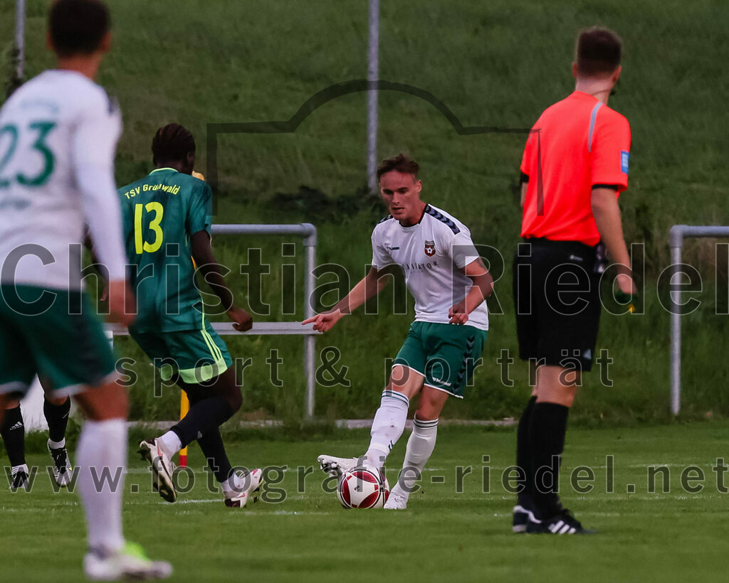2023-09-01_047_FC_Schwaig_gegen_TSV_Gruenwald | Oberding, Deutschland, 01.09.2023:
Fußball, Landesliga Südost 2023 / 2024, 9. Spieltag, FC Schwaig gegen TSV Grünwald, Endergebnis: 3:1

k.A. (TSV Grünwald, #13), Leon Roth (FC Schwaig, #21), Schiedsrichter Simon Ettl

Foto: Christian Riedel / fotografie-riedel.net