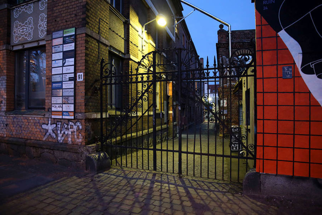 Tapetenwerk - Eingang bei Nacht | Entdecke über 20 Kategorien Leipzig-Motive: Foto-Downloads, hochwertige Poster, Leinwand- & Fine-Art-Prints. Jetzt Lieblingsfoto im Bildlexikon Leipzig Shop bestellen!