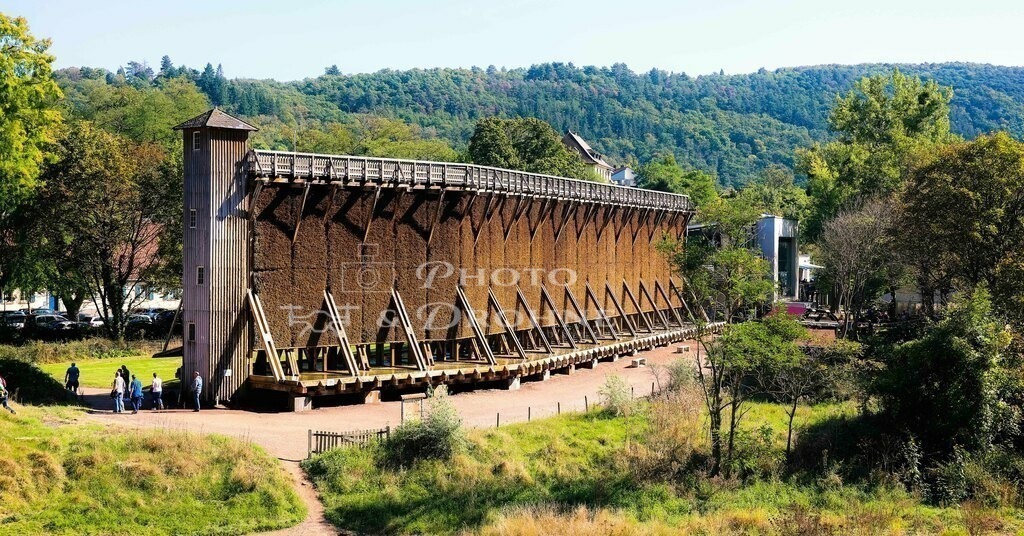 Gradierwerk Bad Kreuznach-1953 | Die imposante Konstruktion aus Holz und Reisigbündeln dient seit Jahrhunderten zur Salzgewinnung und wirkt wie ein riesiger Luftbefeuchter. - Realisiert mit Pictrs.com