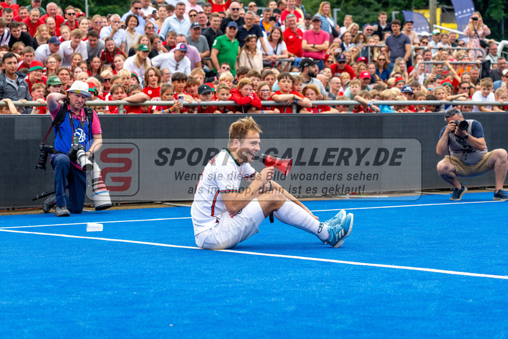 Final4_20250601-1520-HK108775 | Krefeld, Deutschland, 01.06.2025:  Feldhockey Final4 2025 – „Deutsche Feldhockey-Meisterschaften 2025“ Crefelder HTC - Rot-Weiss Köln (Finale Herren) im Gerd-Wellen-Hockeyanlage am 01.06.2025 in Krefeld, Deutschland. (Foto von Kramhöller/Fehrmann/Kaste)Krefeld, Germany, 01.06.2025: Feldhockey Final4 2025 – „Deutsche Feldhockey-Meisterschaften 2025“ Harvestehuder HTC - Düsseldorfer HC (Finale Damen) in Gerd-Wellen-Hockeyanlage at 01.06.2025 in Krefeld, Deutschland. (Foto from Kramhöller/Fehrmann/Kaste)