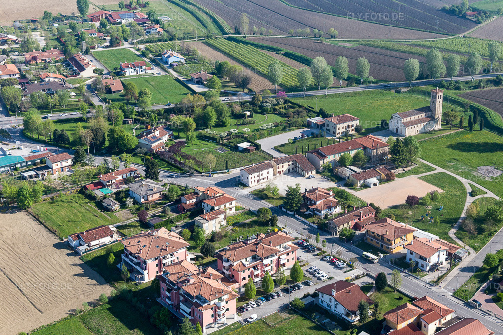 Luftbild: Kirchengebäude der Abbey Summaga in Summaga in Venetien im Ortsteil Summaga in Portogruaro im Bundesland Metropolitanstadt Venedig in Italien. Foto: IMG_098850.jpg vom 08.04.2017 durch Werner Riehm/FLY-FOTO.de