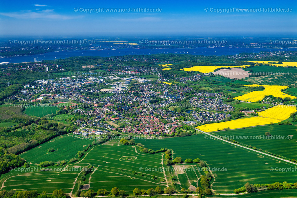 Kiel_Schönkirchen_ELS_5945010524 | SCHöNKIRCHEN 01.05.2024 Ortsansicht der Straßen und Häuser der Wohngebiete in Schönkirchen im Bundesland Schleswig-Holstein, Deutschland. // Town View of the streets and houses of the residential areas in Schoenkirchen in the state Schleswig-Holstein, Germany. Foto: Martin Elsen