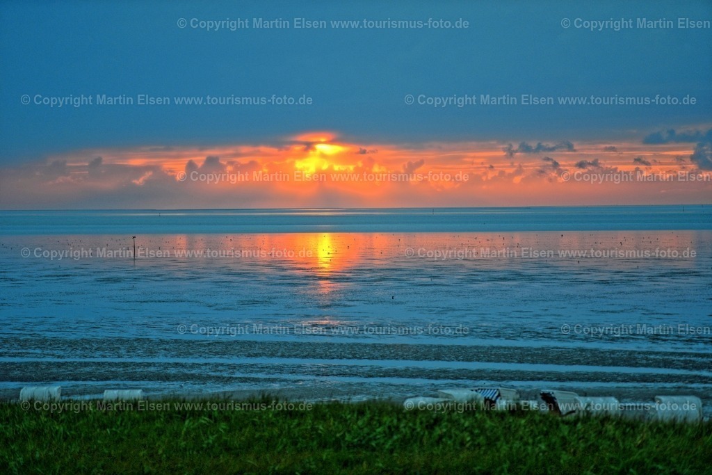 Cuxhaven_ELS_7513140831a | Cuxhaven - Aufnahmedatum: 30.08.2014, Aufnahmehöhe:  m, Koordinaten:  - , Bildgröße: 7360 x  4912 Pixel - Copyright 2014 by Martin Elsen, Kontakt: Tel.: +49 157 74581206, E-Mail: info@schoenes-foto.deSchlagwörter:Sonnenuntergang,Watt,Wattenmeer,Priele,Reiten,Reiter,Kurort,Wasser,Meer, - Realisiert mit Pictrs.com