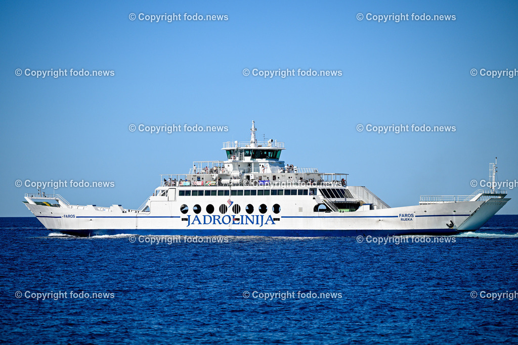 Kroatien_ Brac_ Insel in Dalmatien_ Milna_ 18.07.2025-28 | 18.07.2025, Kroatien, HRV, Brac, Insel in Dalmatien, Milna im Bild Themenbild, Trajekti, Jadrolinija, Faehre, Schiff, Meer, Adria, Touristen, Tourismus, Transport, Durchfahrt Splitska Vrata zwischen den Inseln Solta und Brac, Feature, Symbolbild