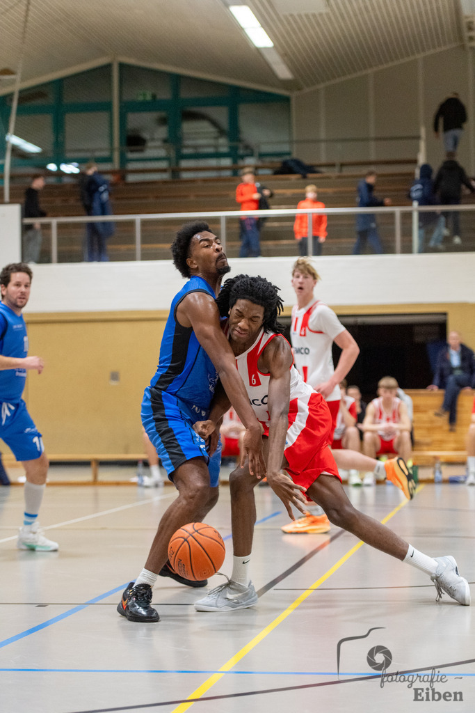 TSG Westerstede-Fortuna Logabirum | Basketball 2. Regionalliga; TSG Westerstede 2 (weiß)- Fortuna Logabirum (blau) am 12.12.2025 in Westerstede (Hössensportzentrum), Photo: Philip Eiben 2025 - Realisiert mit Pictrs.com