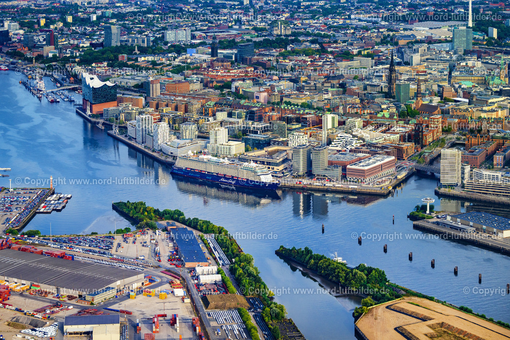 Hamburg_Hafencity_Chicagokai_Mein_Schiff_4_ELS_5457200925 | HAMBURG 20.09.2025 Kreuzfahrt- Passagier- und Fahrgast- Schiff der " Meinschiff 4 " am Hafen im Ortsteil HafenCity in Hamburg, Deutschland. Weiterführende Informationen bei: CGH Cruise Gate Hamburg GmbH,  TUI Cruises GmbH. // Cruise passenger and passenger ship "Meinschiff 4" at the harbor in the HafenCity district of Hamburg, Germany. Further information at: CGH Cruise Gate Hamburg GmbH,  TUI Cruises GmbH. Foto: Martin Elsen