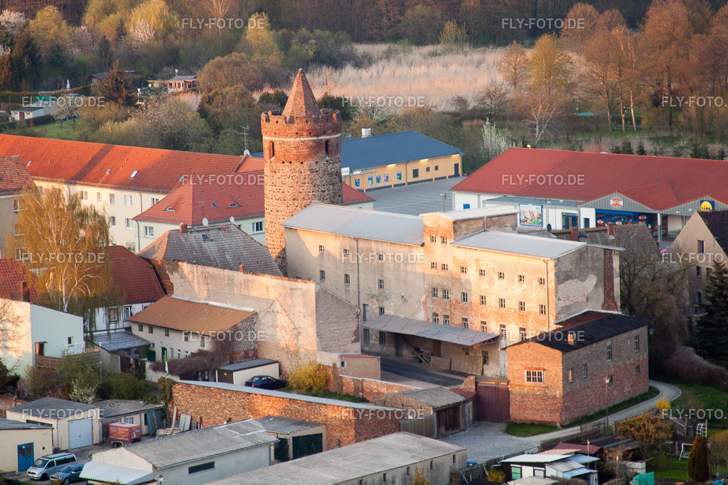 Kirchengebäude der Nikolai-Kirche im Altstadt- Zentrum der Innenstadt | Luftbild: Kirchengebäude der Nikolai-Kirche im Altstadt- Zentrum der Innenstadt in Jüterbog im Bundesland Brandenburg in Deutschland. Foto: IMG_26131.jpg vom 23.04.2010 durch Werner Riehm/FLY-FOTO.de - Realisiert mit Pictrs.com