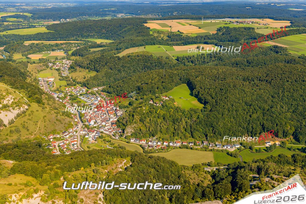 Luftaufnahme von Mörnsheim Vs Google Maps- Die Luftaufnahme wurde 2025 vom UL-Flugzeug heraus erstellt ( keine Drohne ) - Hochauflösende Luftaufnahme - für professionelle Ausdrucke geeignet. Die Geschenkidee !Mit Lizenz und Bildrechte bestellbar