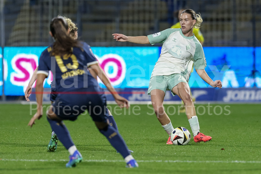 Fussball, Google Pixel Frauen-Bundesliga, TSG 1899 Hoffenheim - SV Werder Bremen | v.li.: Juliane Wirtz (SV Werder Bremen, 28) am Ball, Einzelbild, Ganzkörper, Aktion, Action, Spielszene, DIE DFB-RICHTLINIEN UNTERSAGEN JEGLICHE NUTZUNG VON FOTOS ALS SEQUENZBILDER UND/ODER VIDEOÄHNLICHE FOTOSTRECKEN. DFB REGULATIONS PROHIBIT ANY USE OF PHOTOGRAPHS AS IMAGE SEQUENCES AND/OR QUASI-VIDEO.