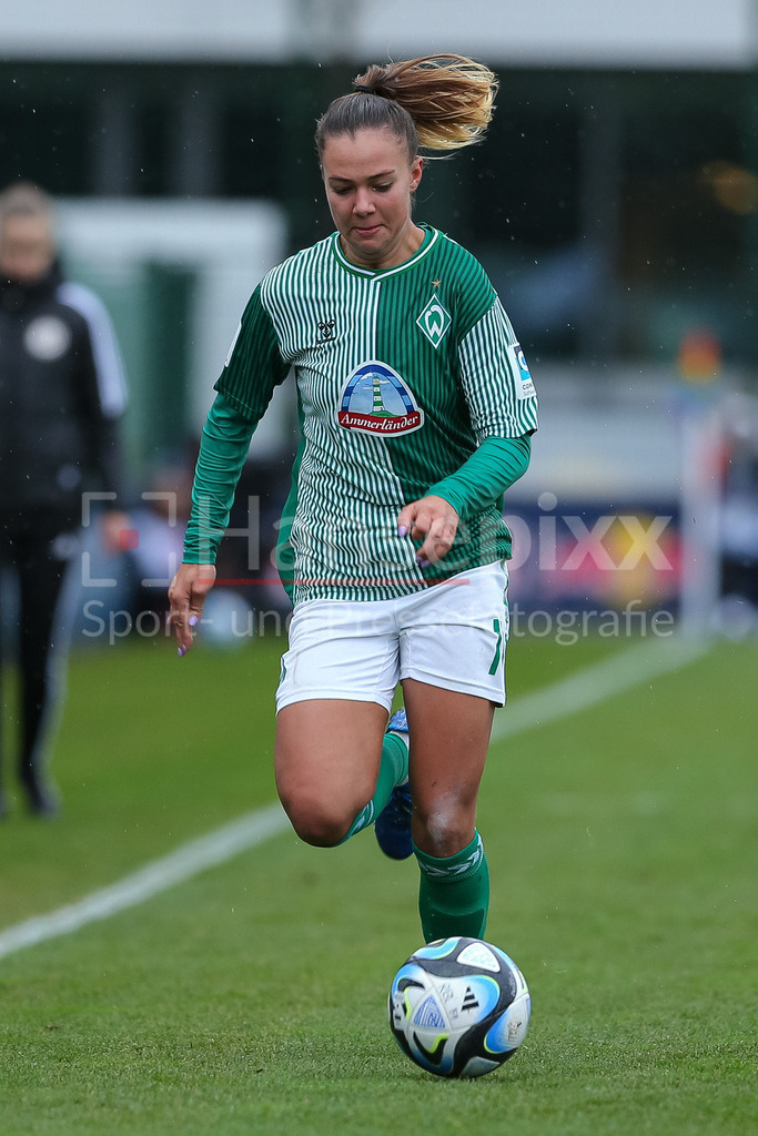Fussball, Google Pixel Frauen-Bundesliga, RB Leipzig - SV Werder Bremen | v.li.: Maja Sternad (SV Werder Bremen, 11) am Ball, Freisteller, Einzelbild, Ganzkörper, Aktion, Action, Spielszene, DIE DFB-RICHTLINIEN UNTERSAGEN JEGLICHE NUTZUNG VON FOTOS ALS SEQUENZBILDER UND/ODER VIDEOÄHNLICHE FOTOSTRECKEN. DFB REGULATIONS PROHIBIT ANY USE OF PHOTOGRAPHS AS IMAGE SEQUENCES AND/OR QUASI-VIDEO.