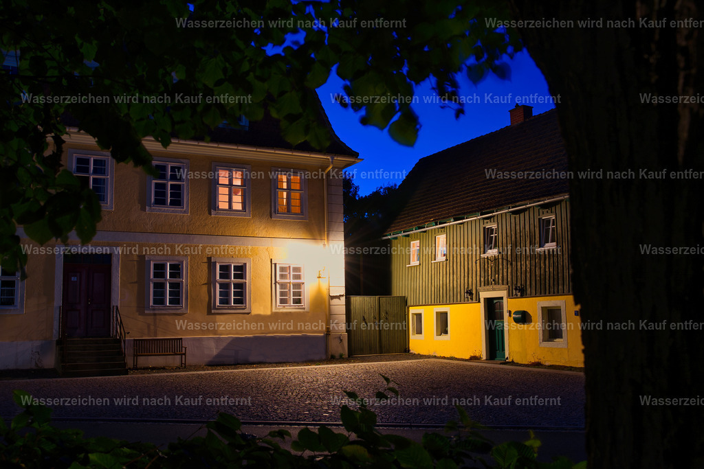 Herrnhut - Abendstimmung - Zinzendorfplatz | Zinzendorfplatz in Herrnhut – historischer Mittelpunkt der Stadt mit klassischer Bebauung, viel Grün und besonderem Charme der Herrnhuter Ortsgeschichte. Herrnhut ist eine Stadt im sächsischen Landkreis Görlitz in der Oberlausitz. Zentral zwischen den Städten Löbau und Zittau gelegen, ist sie als Gründungsort der Herrnhuter Brüdergemeine, durch die Produktion der Herrnhuter Sterne und internationale Missionsarbeit bekannt. - Realisiert mit Pictrs.com