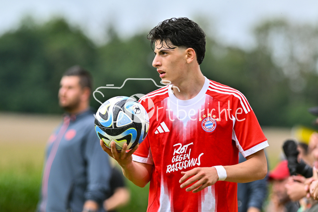 SSV Ulm 1846 Fussball U19 - FC Bayern München U19 | im Bild mit Ball in der Hand Deniz OFLI (FCB #3) / Einzelfoto / Freisteller / U19 DFB Nachwuchsliga: SSV Ulm 1846 Fussball - FC Bayern München, Hauptspielfeld Langenau am 02.08.2025