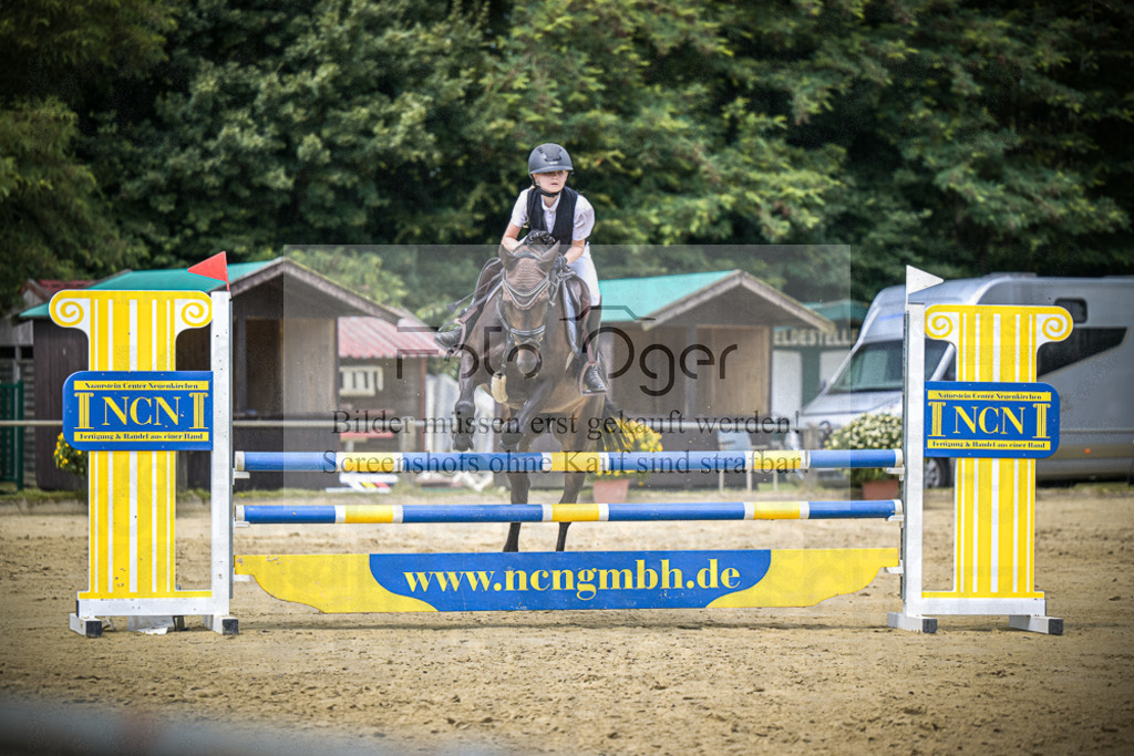 DOS_7705 | Entdecke hochwertige Reitturnierfotos von Foto Oger. Professionell, emotional und authentisch – jetzt Lieblingsmomente im Shop bestellen.Deutschlandweite Turnierfotografie. - Realisiert mit Pictrs.com