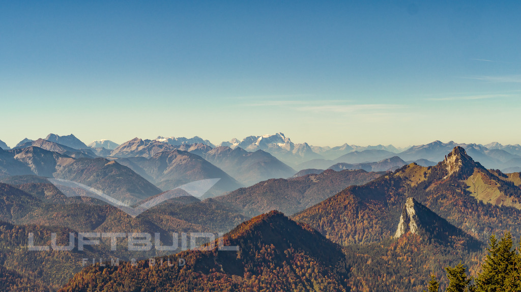 Blick vom Setzberg über Grüneck, Leonhardstein und Ross-/Buchstein zur Zugspitze; H24 | LuftBuidl Tegernsee - Realisiert mit Pictrs.com