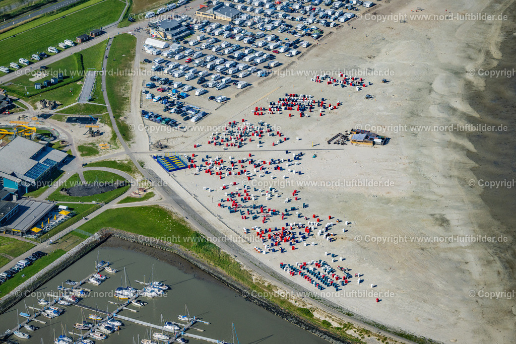 Bensersiel_Strandkörbe_ELS_5007190523 | BENSERSIEL 19.05.2023 Strandkörbe Wohnwagen und Wohnmobile auf dem Wohnmobilstellplatz an der Straße Am Strand in Bensersiel im Bundesland Niedersachsen, Deutschland. // Caravans and RVs on the RV site on street Am Strand in Bensersiel in the state Lower Saxony, Germany. Foto: Martin Elsen