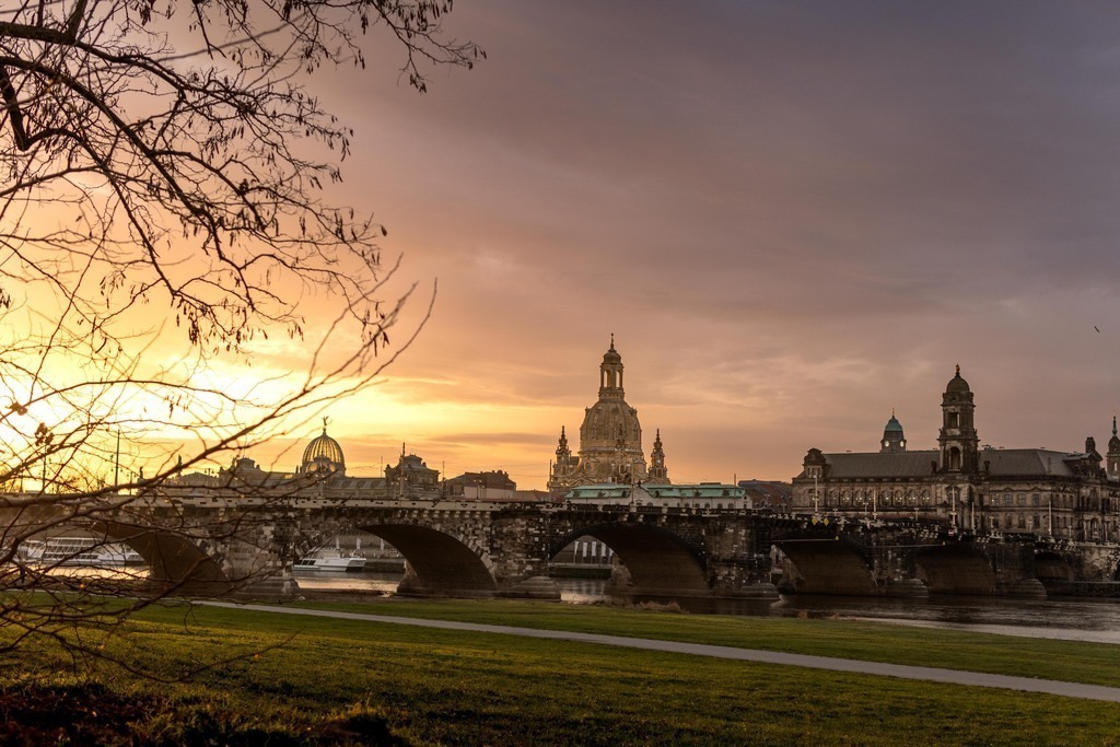 Frauenkirche am Elbufer zum Sonnenaufgang | Frauenkirche am Elbufer zum Sonnenaufgang - Realisiert mit Pictrs.com