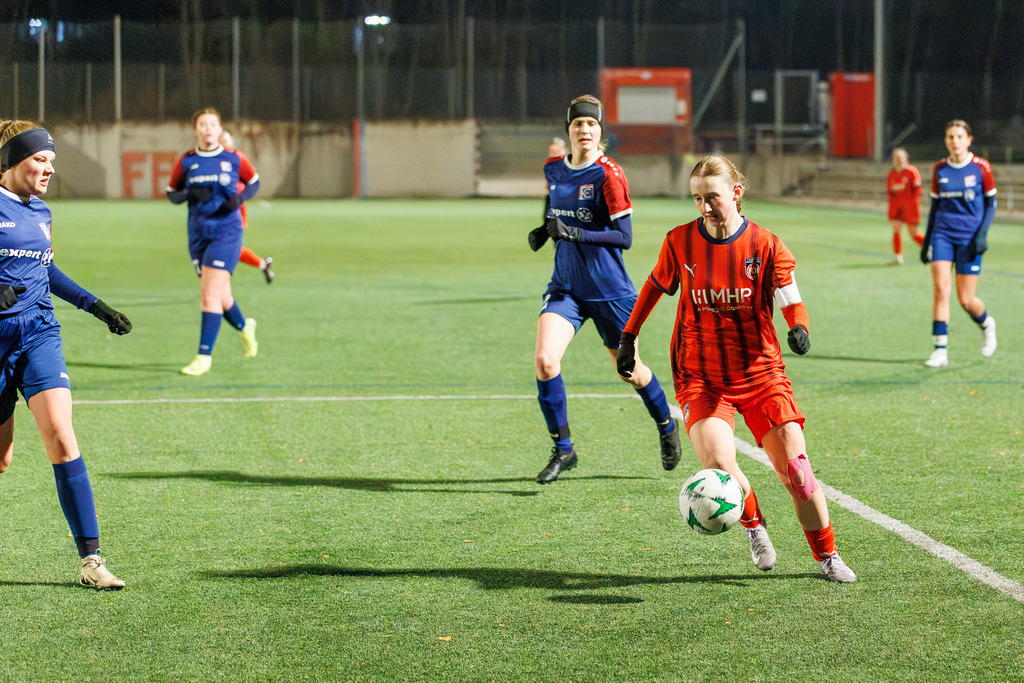 FCHFCE_251121_2849 | 1.FC Heidenheim 1846 II vs. FC Ellwangen II, Fußball, Frauen, Bezirksliga, 2025/2026, 10. Spieltag, 22.11.2025 in Heidenheim, Kunstrasen b. Voith-Arena West, Flutlichtspiel(Foto: Michael Bulling) - Realisiert mit Pictrs.com