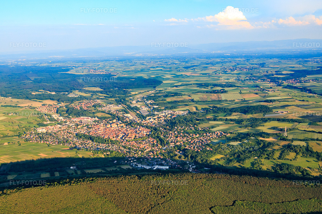 Luftbild: Ortsansicht aus Nordosten in Wissembourg im Bundesland Bas-Rhin in Frankreich. – Foto: IMG_080322.jpg vom 05.06.2015 durch Werner Riehm/FLY-FOTO.de – Auflösung des Originals: 5045 x 3363 px