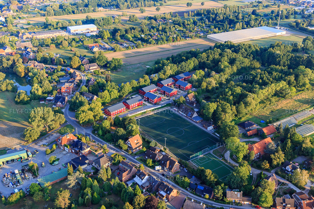 Luftbild: Rote Mehrfamilienhäuser Auf dem Sülzbrack und Sportplatz des SCVM im Ortsteil Kirchwerder in Hamburg im Bundesland Hamburg in Deutschland. Foto: IMG_110226.jpg vom 18.08.2018 durch Werner Riehm/FLY-FOTO.deSport Club Vier- und Marschlande von 1899 e.V. (SCVM) in Hamburg mit vielen Sportarten