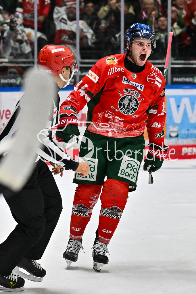 Augsburger Panther - Grizzlys Wolfsburg | Grenzenloser Jubel nach dem Siegtreffer zum 2-1 in der Verlängerung durch D. J. BUSDEKER (Augsburger Panther 14) / Tor / Torschuetze / Freude / Happy / DEL: Augsburger Panther - Grizzlys Wolfsburg; Curt Frenzel Stadion am 10.10.2025