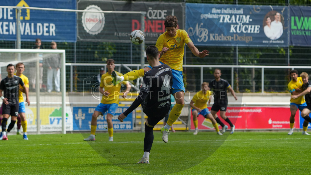 Fußball, Herren, Saison 2025/2026, Regionalliga Nordost, 2. Spieltag, FSV 63 Luckenwalde vs. Chemnitzer FC, Samstag 02.08.2025, Werner-Seelenbinder-Stadion Luckenwalde | Fußball, Herren, Saison 2025/2026, Regionalliga Nordost, 2. Spieltag, FSV 63 Luckenwalde vs. Chemnitzer FC, Samstag 02.08.2025, Werner-Seelenbinder-Stadion Luckenwalde, Im Bild: Niklas Walther (schwarz, Chemnitz) und Phillip König (gelb, Luckenwalde) - Realisiert mit Pictrs.com