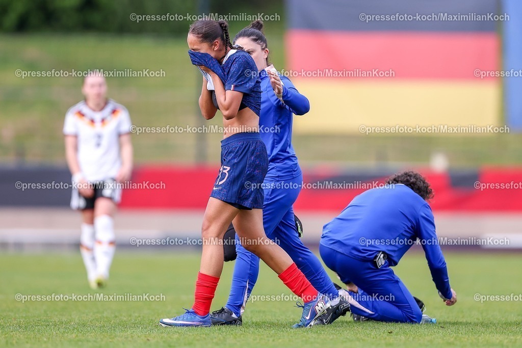 DFB16042601026 | 16.04.2026, Essen, Fußball, UEFA Womens UNDER 19 Championship qualification, Germany - France, Stadion Uhlenkrug, Saison 2025 / 2026: Noemie Fatier (Frankreich U19 #13) mit Schmerzen enttäuscht Enttäuschung verletzt  DFB regulations prohibit any use of photographs as image sequences and or quasi-video.