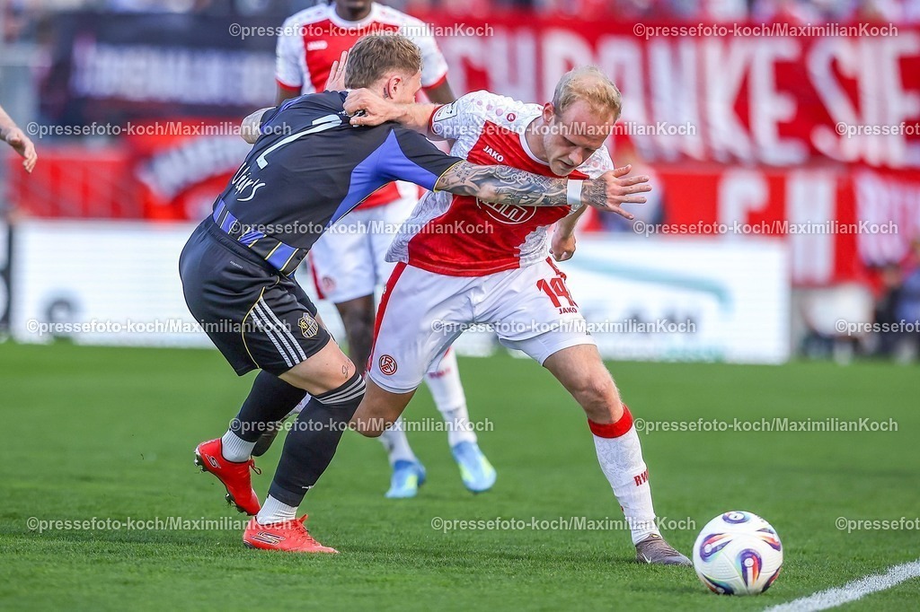 xKWIx26042601018 | 2026.04.26, xkwix, Fußball, 3.Liga, Rot-Weiss Essen - 1. FC Saarbrücken, Stadion an der Hafenstraße, 35.Spieltag, Saison 2025 / 2026: Philip Noah Fahrner (1. FC Saarbrücken #2) im Zweikampf gegen Lucas Brumme (Rot-Weiss Essen #14) DFB regulations prohibit any use of photographs as image sequences and or quasi-video. Photo: xKamilxWilkowskixPressefotoKochx