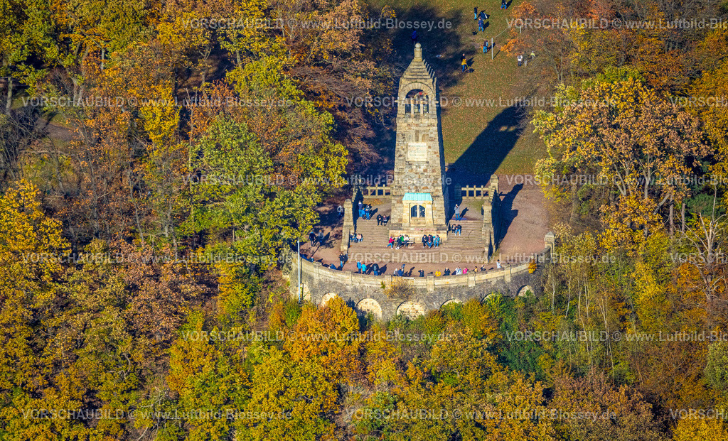 Witten231100893 | Luftbild, Naherholungsgebiet Hohenstein, Ausflugsgäste am Bergerdenkmal im herbstlichen Wald mit Laubbäumen mit leuchtenden Herbstfarben, Witten, Ruhrgebiet, Nordrhein-Westfalen, Deutschland