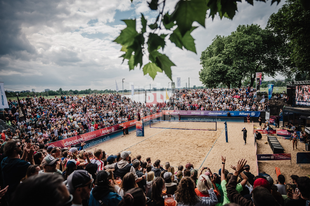 Beachvolleyball | Frauen | Allianz German Beach Tour 2025 | Tourstop Düsseldorf | 18.05.2025 | Das volle Stadion am Rhein