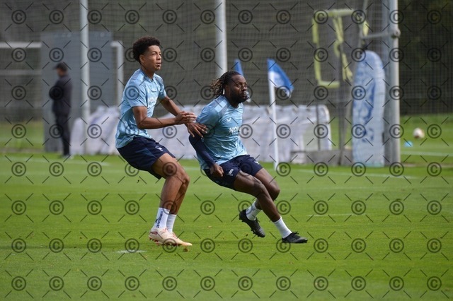 RGE_0363 | Hertha BSC, 2.Bundesliga, Herren, Fußball, Training auf dem Schenckendorffplatz, Mittwoch 09.09. 2026, Saison 2026/27,  von li. Jerome Diallo ( Hertha BSC ), Deyovaisio Zeefuik ( Hertha BSC ),  Fotograf: Ralf Gebhardt - Realisiert mit Pictrs.com
