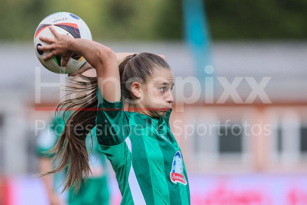 Fussball, Google Pixel Frauen-Bundesliga, SV Werder Bremen - 1. FFC Turbine Potsdam | v.li.: Tuana Mahmoud (SV Werder Bremen, 10) beim Einwurf, Aktion, Action, Spielszene, Portrait, Nahaufnahme, Einzelfoto, Einzelbild