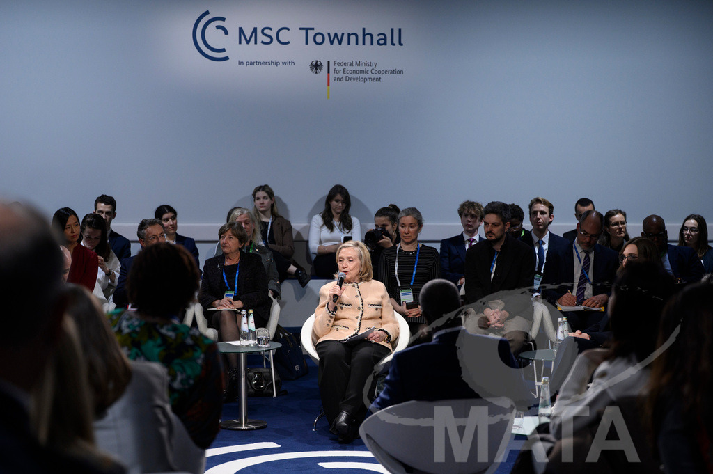 _DWI5089 | Die US-Politikerin Hillary Clinton auf der Veranstaltung Girls Just Want to Have Fundamental Rights: Fighting the Global Pushback im Rahmen der Münchner Sicherheitskonferenz 2026. München, 14.02.2026 Bayern Deutschland - Realized with Pictrs.com