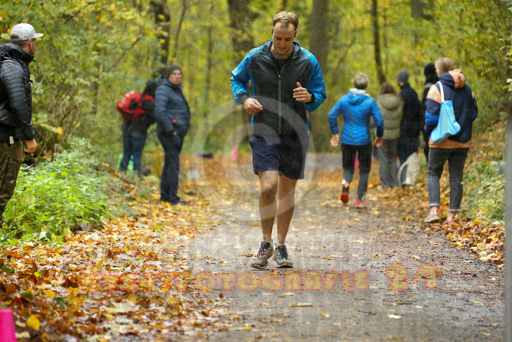 251026_1328_EX1_3543 | Sportfotografie im Rhein-Sieg Kreis, Köln, Bonn, NRW, Rheinland Pfalz, Hessen, etc. Unser Tätigkeitsfeld umfasst den Laufsport vom Volkslauf über den Marathon, Duathlon, Triathon bis zum Ultralauf wie Kölnpfad Ultra oder Schindertrail.