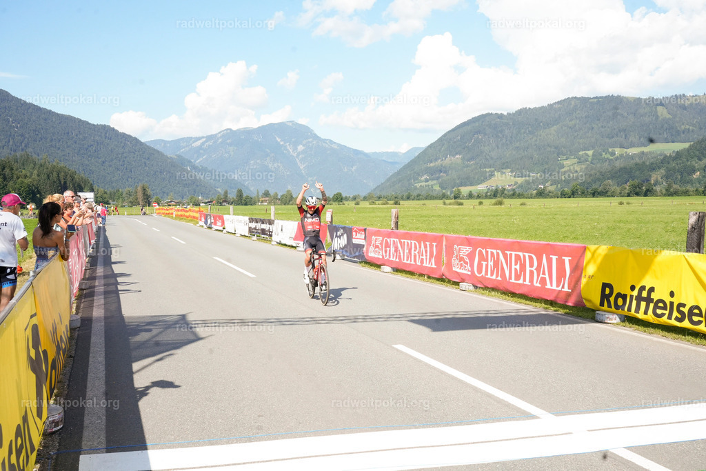 920_20230817_Bewerb_Maenner_Muehlanger | AUT - OESTERREICH, 2023-08-16: SPORT RENNRAD-FAHREN - 55. INTERNATIONALER RADWELTPOKAL IN ST. JOHANN IN TIROL  - Vintage-Radrennen mit WM-Bronze-Medaillen-Siegerin Christina Schweinberger, den Teilnehmer und Alexander Baumann (vom Orginastions-Team) - TAG 2 BEWERB MAENNER IN SECHS GRUPPEN  ; Foto: Roland Muehlanger