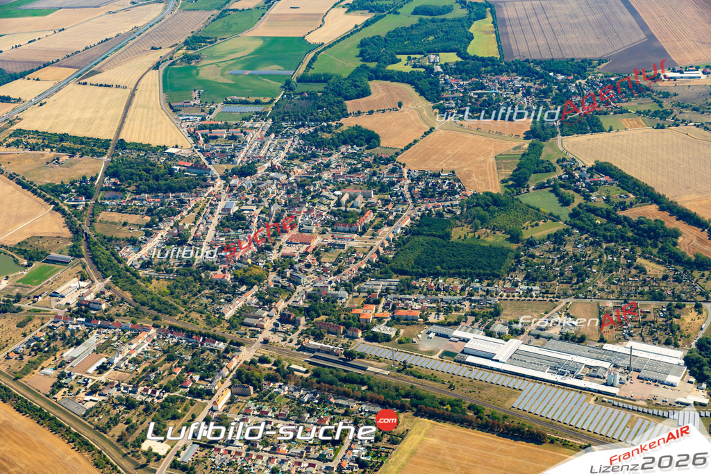 Das Luftbild der Stadt Güsten wurde 2022 vom Flugzeug heraus erstellt (keine Drohnen-Aufnahmen) Aufnahmehöhe ca.450 Meter- hohe Bildauflösung und Druck-Qualität. Garantiert!