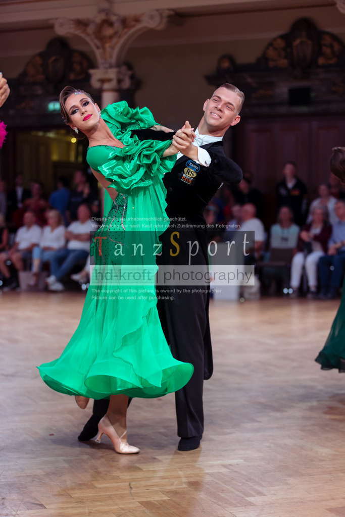 20250706_WDSF_World_Open_Std-dC25-5882 | Tanzsportbilder, Standardtanz, Lateintanz, WDSF, DTV, LTVB, dancecomp, goc, hessen tanzt, blaues band der spree, walzer, tango, wiener walzer, slowfox, quickstepp, samba, rumba, cha-cha-cha, paso doble. jive, hd-kroft photography, turniertanzsport